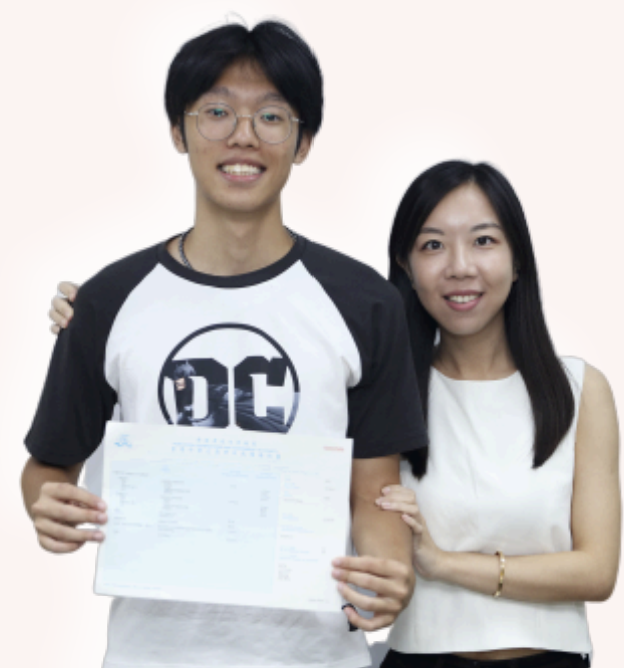 羅伊俊同學與 Ling Leung 導師合照，手持 DSE 成績證明